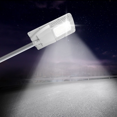 50W impermeável todo em um integrou a luz de rua solar 5200LM com Polo