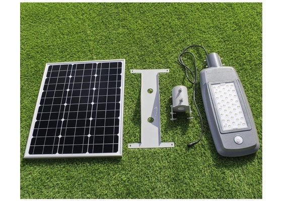Luz de rua posta solar durável 5500K do diodo emissor de luz IP65 50W com o painel solar Rotatable